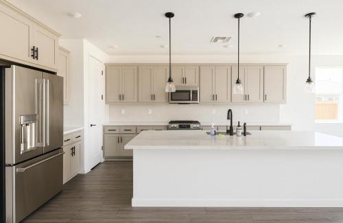 Peters Casa | Spacious Master Bedroom with Private Bath in Manteca Home