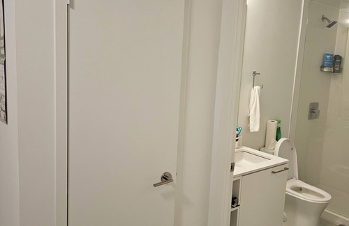 Fletchers Creek South Condominio | Spacious Master Ensuite Room w King Size Bed, Hi-Speed Wifi, A/C, Fan & Dresser