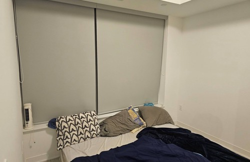 Fletchers Creek South Condominio | Spacious Master Ensuite Room w King Size Bed, Hi-Speed Wifi, A/C, Fan & Dresser