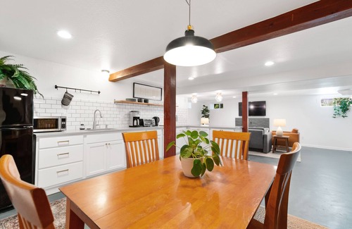 Woodstock Apartamento | Spacious Mid-Century Apartment in Woodstock