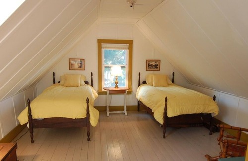 Bayside Cabaña | Spacious mid coast cottage in historic Bayside Village
