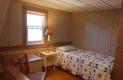 Bayside Cabaña | Spacious mid coast cottage in historic Bayside Village