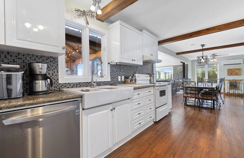 Papineau Regional County Municipality Casa | Spacious modern waterfront cottage with private beachfront