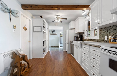 Papineau Regional County Municipality Casa | Spacious modern waterfront cottage with private beachfront