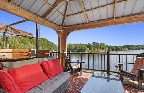 Papineau Regional County Municipality Casa | Spacious modern waterfront cottage with private beachfront