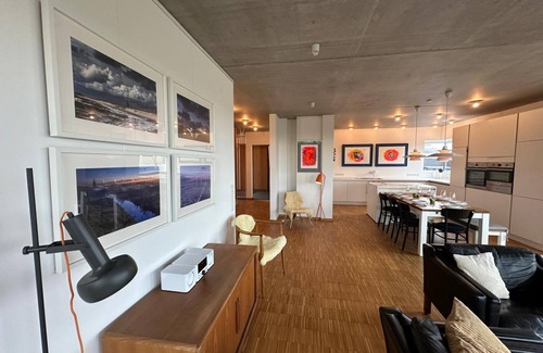 Neuharlingersiel Casa | Spacious modern vacation home on the canal in Nordic design