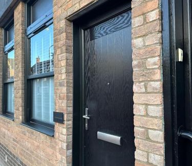 St Neots Apartamento | Spacious Modern 1 Bed Apartments in St Neots - Perfect for Contractors & Professionals - Free Parking - WiFi - Fully Equipped Kitchen - Smart TV Ideal for Work Stays and Long Projects