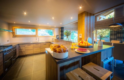 Montriond Chalet De Esquí | Spacious, modern 2-14 person chalet with HOT TUB, SAUNA and HOME CINEMA room