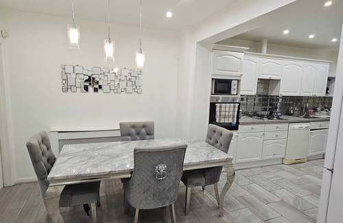 Heath Casa | Spacious & Modern 2-Bed House in Dagenham