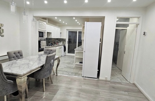 Heath Casa | Spacious & Modern 2-Bed House in Dagenham