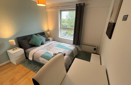 Tradeston Apartamento | Spacious Modern 2BR Apartment Near City Center
