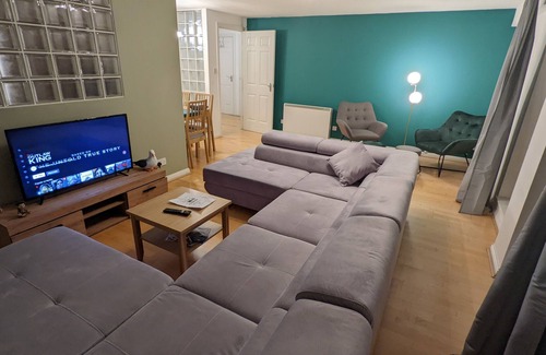 Tradeston Apartamento | Spacious Modern 2BR Apartment Near City Center
