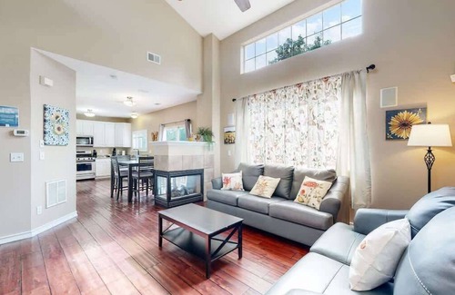 Aurora Casa | Spacious Modern 3BR Home in Quiet Aurora Neighborhood – Perfect for Stock Show A