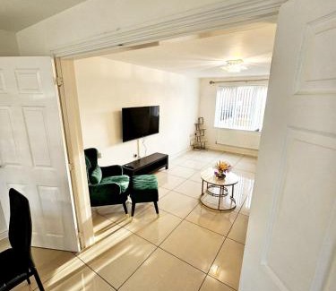 Hull Apartamento | Spacious Modern 4BD House