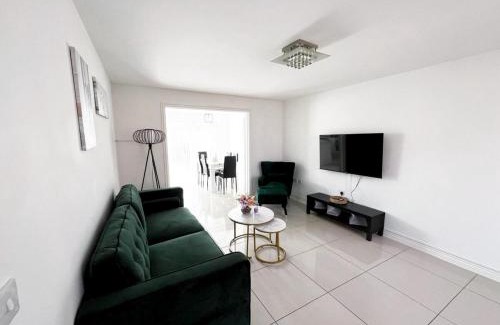Hull Apartamento | Spacious Modern 4BD House