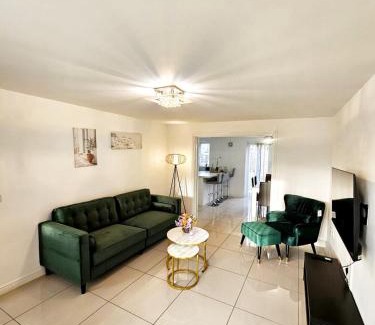 Hull Apartamento | Spacious Modern 4BD House
