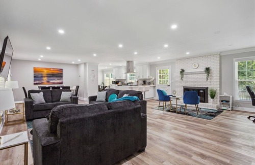 Decatur Casa | Spacious Modern 5 Bdrm,3 Bath, w/AirHockey,Foosball Table,HotTub &SUMMER:Pool