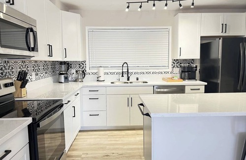 Las Vegas Villa | Spacious & Modern 5Bedroom 3Bath Villa with Private Pool and Hot Jacuzzi