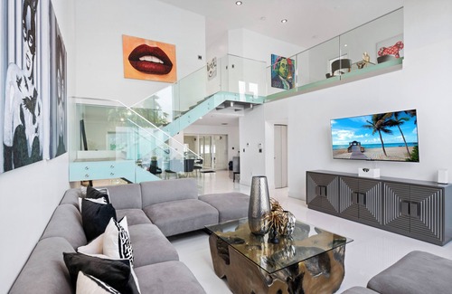 Venetian Islands Villa | Spacious modern 6-bedroom villa in charming venetian islands