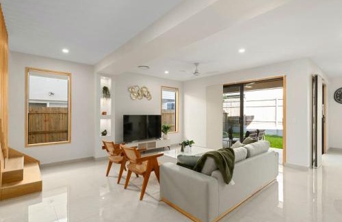 Pallara Casa | Spacious Modern 6BR Family Home in Pallara QLD