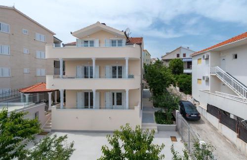 Businci Apartamento | Spacious Modern Apartment Miljak - 1min to the beach