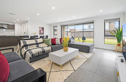 Catherine Field Casa | Spacious Modern 4Bedroom Retreat near Gregory Hill