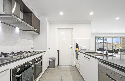 Catherine Field Casa | Spacious Modern 4Bedroom Retreat near Gregory Hill