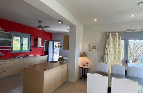 Mytilene Casa | Spacious , modern beachfront maisonette in a verdant suburb near the city centre