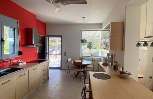 Mytilene Casa | Spacious , modern beachfront maisonette in a verdant suburb near the city centre