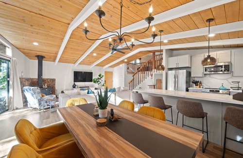 Dorrington Chalet De Esquí | Spacious modern chalet w/fire pit, BBQ, games, ping pong - 5 min from Big Trees!