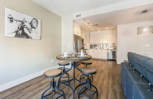 Central Business District Apartamento | Spacious Modern Condo near French Quarter