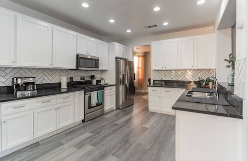 Palmdale Casa | Spacious Modern Getaway For You
