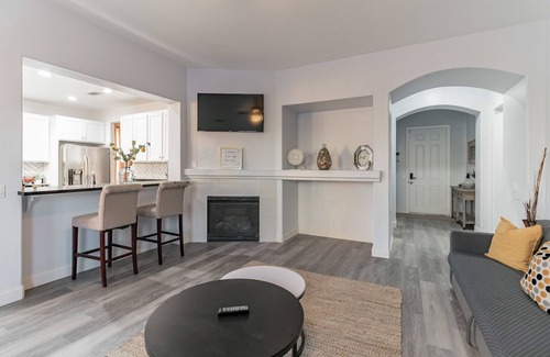 Palmdale Casa | Spacious Modern Getaway For You