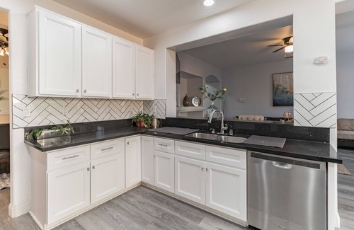 Palmdale Casa | Spacious Modern Getaway For You