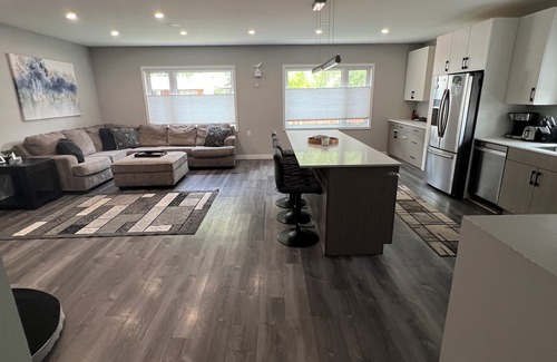 Tuxedo Casa | Spacious modern home with fully fenced yard. Pet friendly! Quiet neighbourhood.