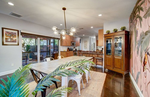 Govalle Casa | Spacious Modern Home on East 9th St - Walkable Downtown