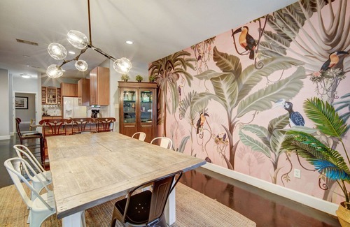 Govalle Casa | Spacious Modern Home on East 9th St - Walkable Downtown