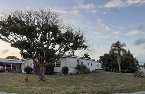 Hobe Sound Casa | Spacious modern home in convenient location in great neighborhood.