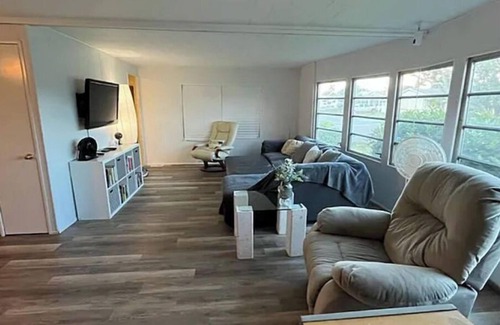 Hobe Sound Casa | Spacious modern home in convenient location in great neighborhood.