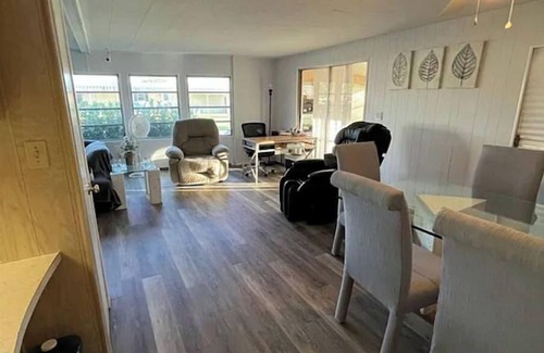 Hobe Sound Casa | Spacious modern home in convenient location in great neighborhood.