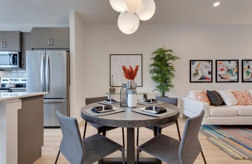 Southeast Calgary Casa | Spacious Modern Home With King Bed & Office