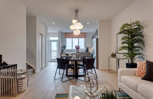 Southeast Calgary Casa | Spacious Modern Home With King Bed & Office