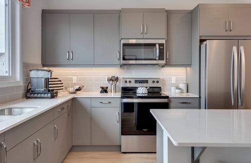 Southeast Calgary Casa | Spacious Modern Home With King Bed & Office