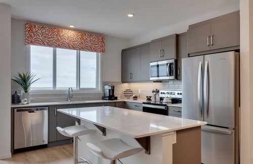 Southeast Calgary Casa | Spacious Modern Home With King Bed & Office
