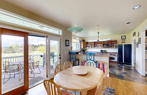 Lopez Island Casa | ¡Casa espaciosa y moderna con impresionantes vistas a la bahía, cerca del pueblo de López y del puerto deportivo!