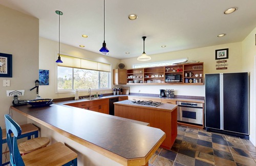 Lopez Island Casa | ¡Casa espaciosa y moderna con impresionantes vistas a la bahía, cerca del pueblo de López y del puerto deportivo!