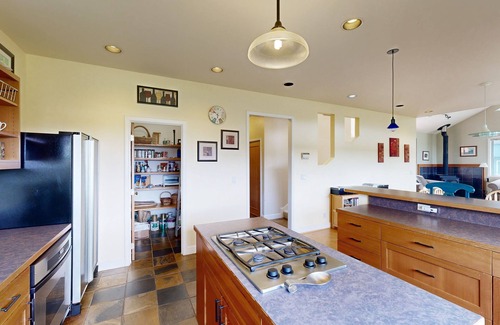 Lopez Island Casa | ¡Casa espaciosa y moderna con impresionantes vistas a la bahía, cerca del pueblo de López y del puerto deportivo!
