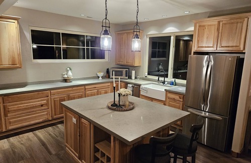 Pine Cabina | Spacious modern mountain retreat in the Pines - close to hiking and shops.