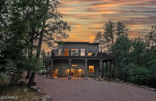 Pine Cabina | Spacious modern mountain retreat in the Pines - close to hiking and shops.