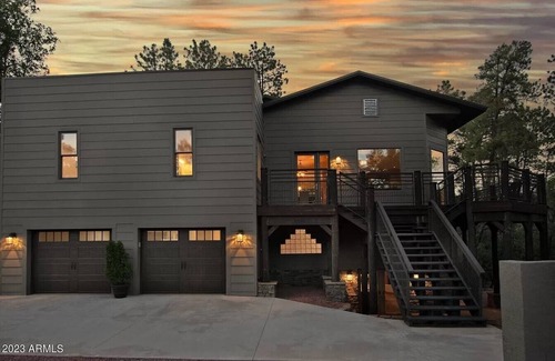 Pine Cabina | Spacious modern mountain retreat in the Pines - close to hiking and shops.